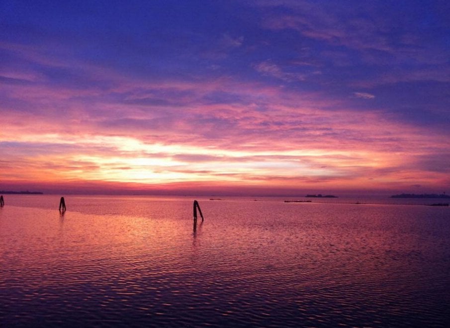 Venezia, il cielo si colora di rosso: il tramonto spettacolare visto dai social