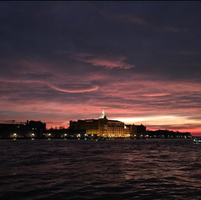 Venezia, il cielo si colora di rosso: il tramonto spettacolare visto dai social