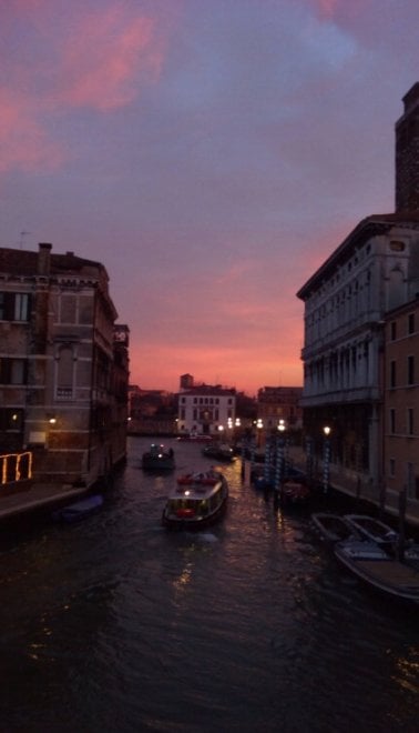 Venezia, il cielo si colora di rosso: il tramonto spettacolare visto dai social