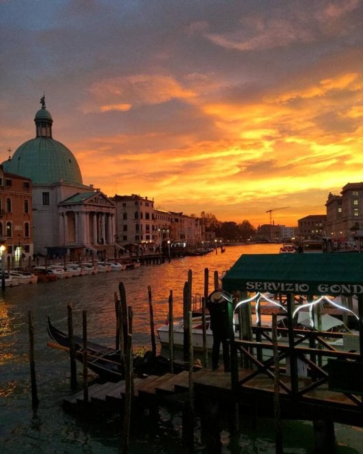 Venezia, il cielo si colora di rosso: il tramonto spettacolare visto dai social