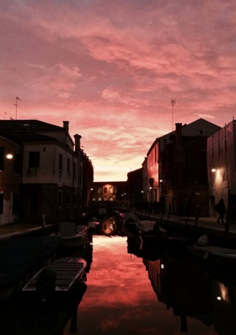 Venezia, il cielo si colora di rosso: il tramonto spettacolare visto dai social