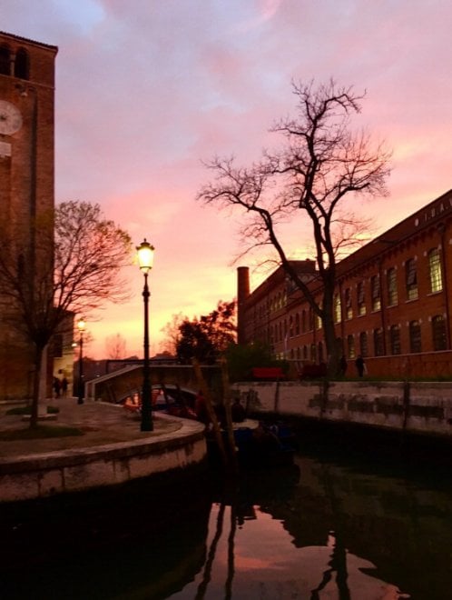 Venezia, il cielo si colora di rosso: il tramonto spettacolare visto dai social
