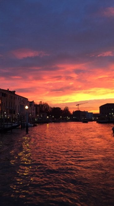 Venezia, il cielo si colora di rosso: il tramonto spettacolare visto dai social