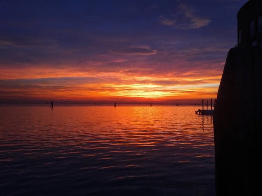 Venezia, il cielo si colora di rosso: il tramonto spettacolare visto dai social