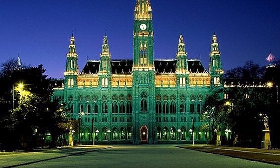 Una veduta notturna del municipio di Vienna