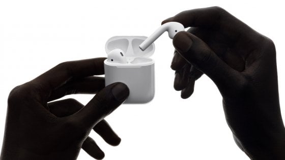 Apple: arrivano gli AirPods, ma dopo Natale