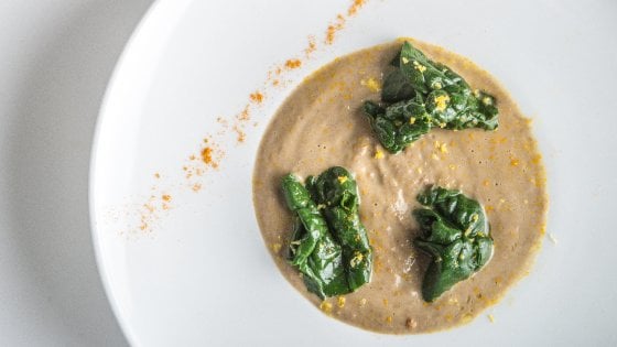 &nbsp;Zuppa di lenticchie e spinaci alla curcuma con crostoni. Una delle ricette illustrate nel libro