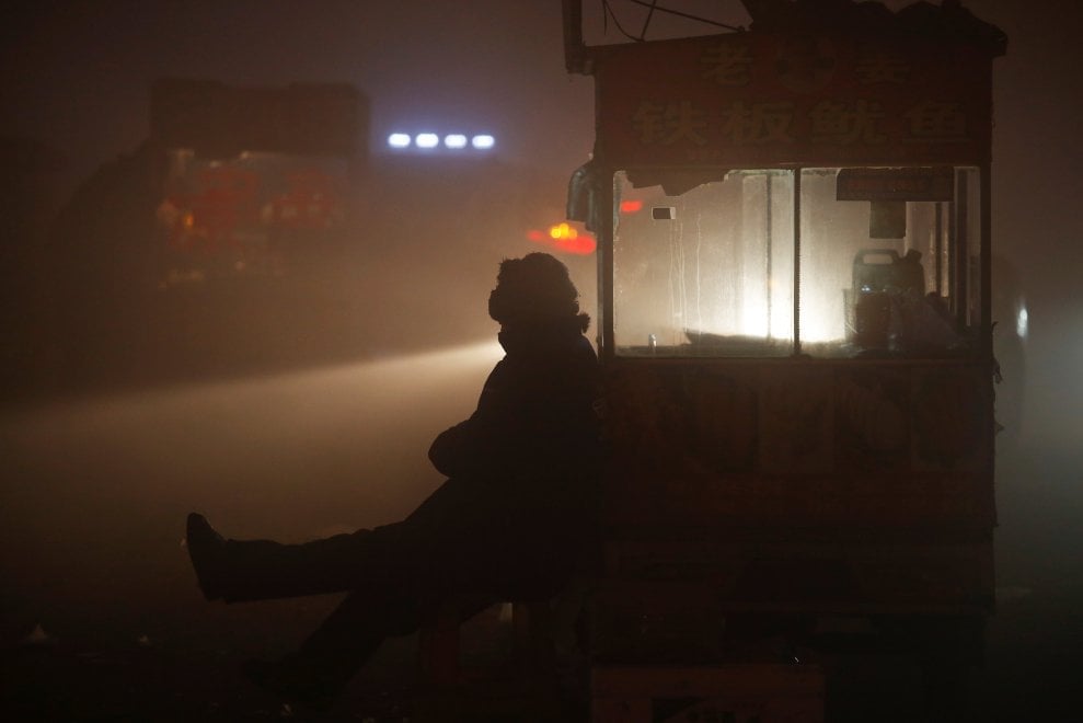 Cina, la provincia dell'Hebei avvolta nello smog. Le immagini da incubo