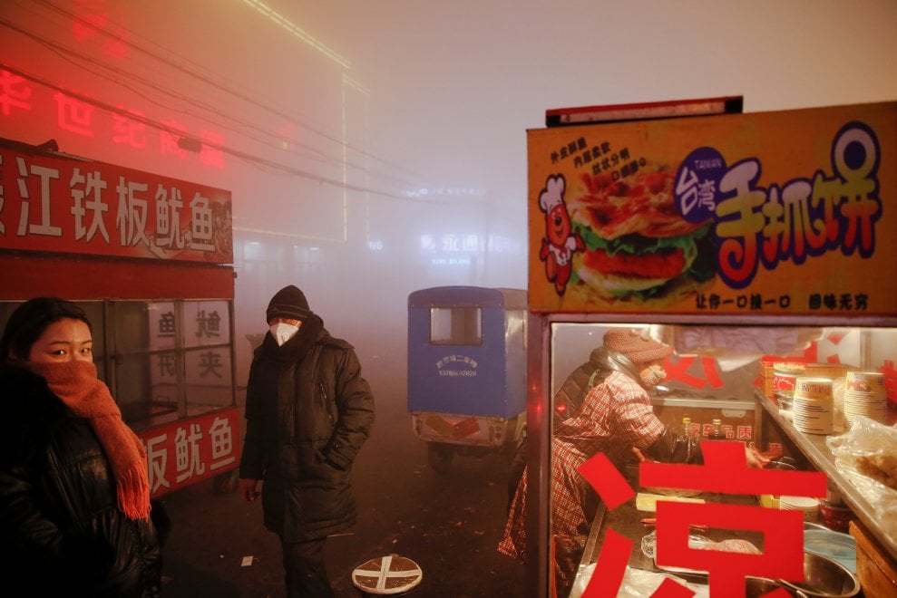 Cina, la provincia dell'Hebei avvolta nello smog. Le immagini da incubo