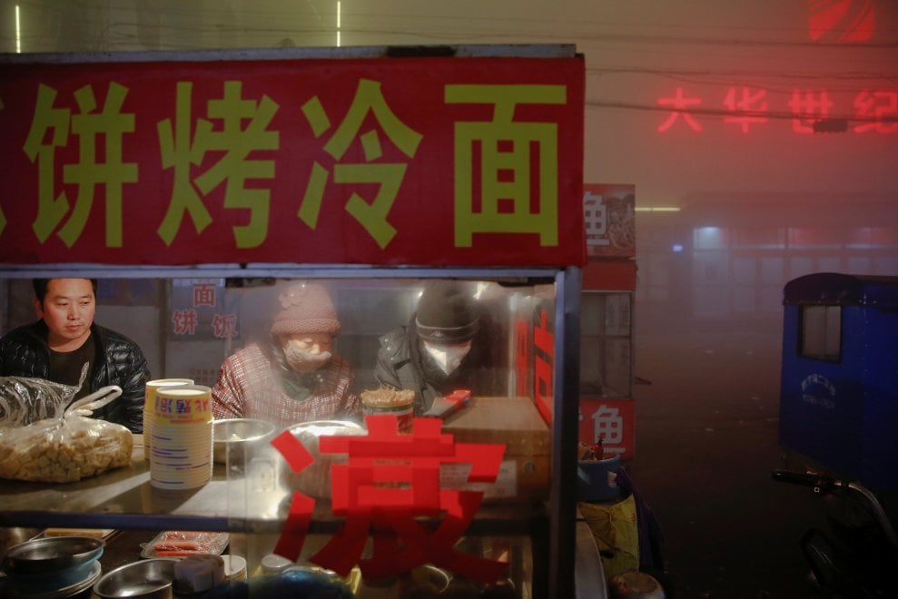 Cina, la provincia dell'Hebei avvolta nello smog. Le immagini da incubo
