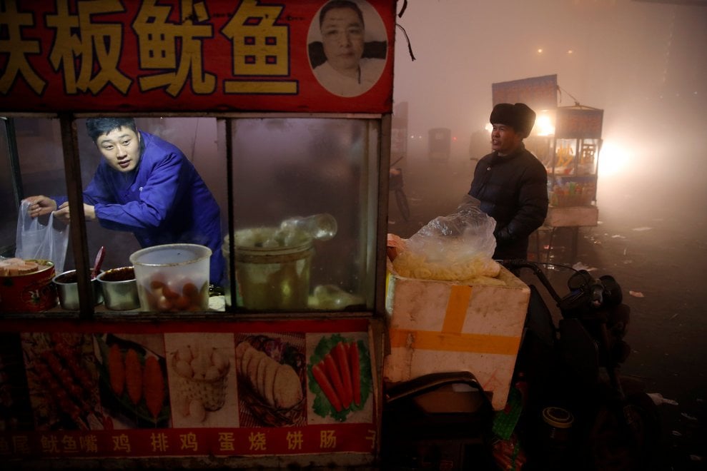 Cina, la provincia dell'Hebei avvolta nello smog. Le immagini da incubo
