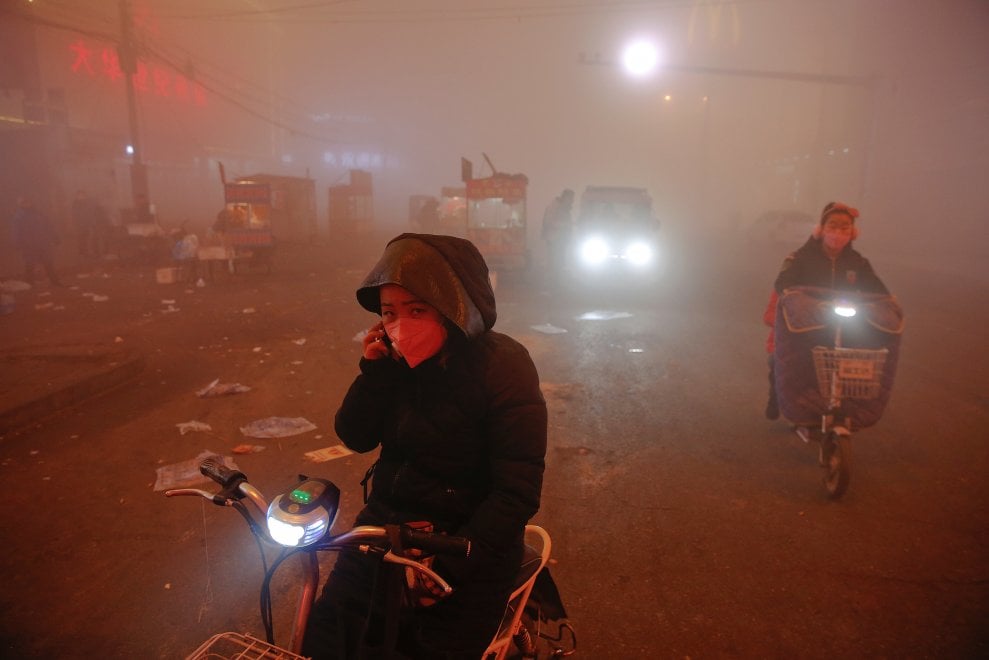 Cina, la provincia dell'Hebei avvolta nello smog. Le immagini da incubo