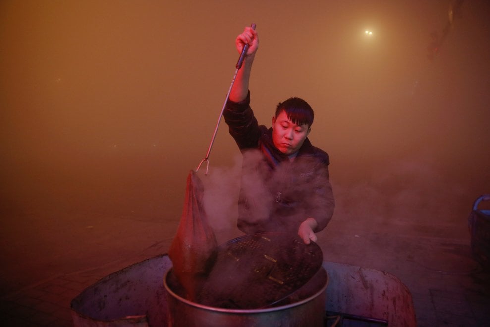 Cina, la provincia dell'Hebei avvolta nello smog. Le immagini da incubo