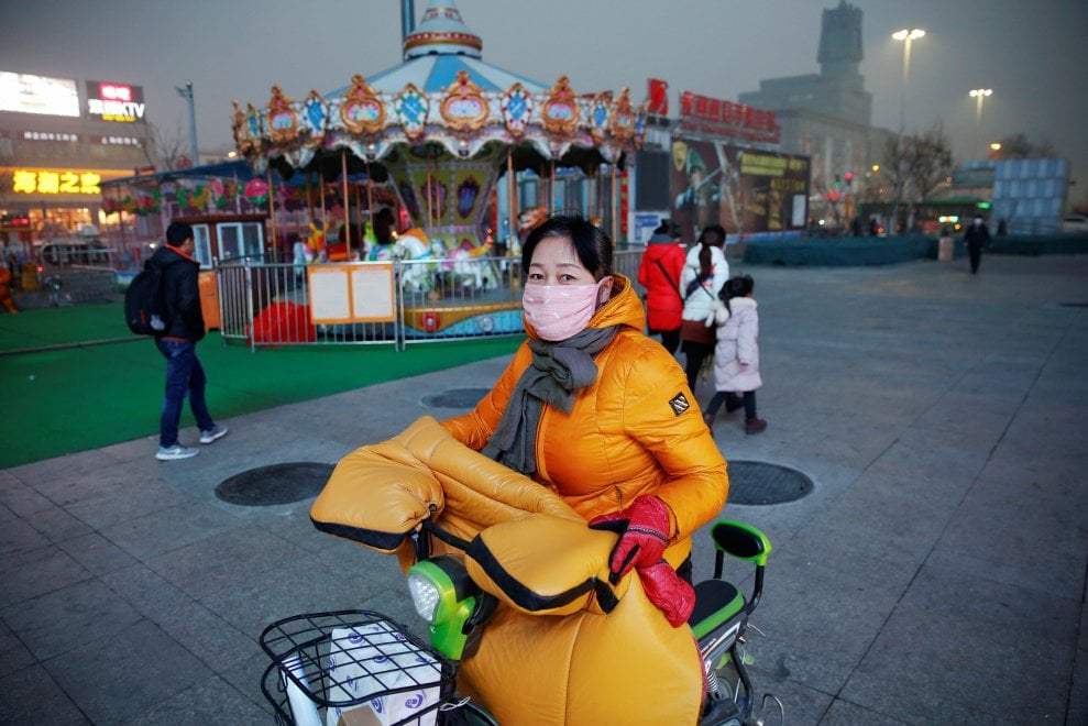 Cina, la provincia dell'Hebei avvolta nello smog. Le immagini da incubo