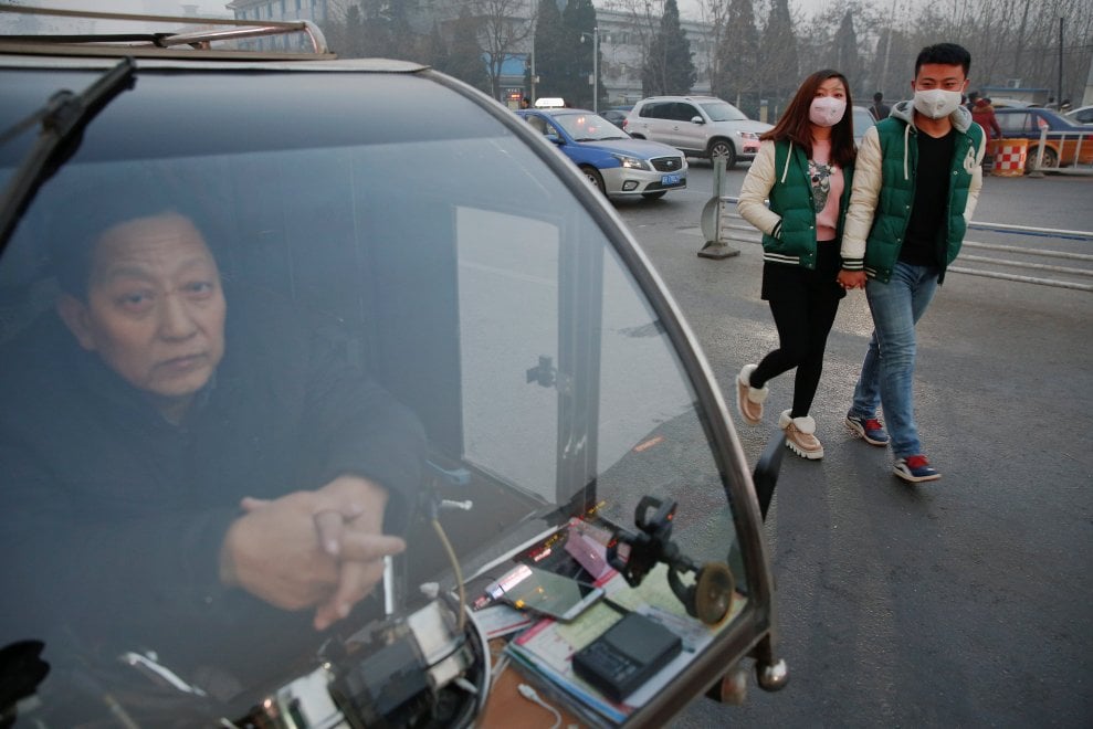 Cina, la provincia dell'Hebei avvolta nello smog. Le immagini da incubo