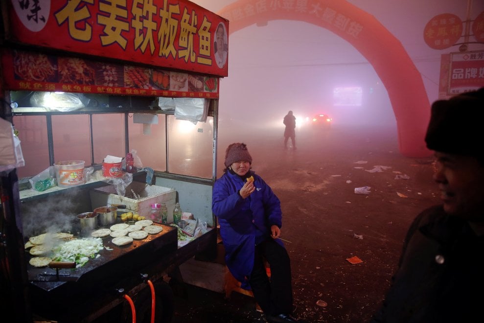 Cina, la provincia dell'Hebei avvolta nello smog. Le immagini da incubo