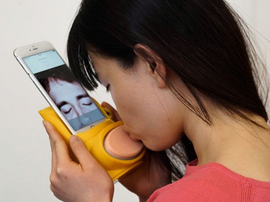 ''Baciami, via smartphone''