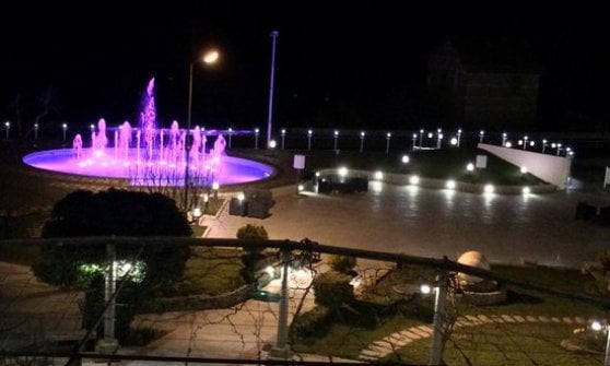 Le fontane esterne del Biafora Resort e Spa, visione notturna 