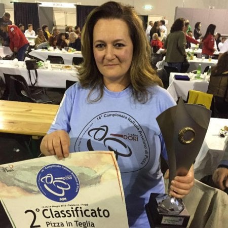Pizza, la carica delle donne davanti al forno 