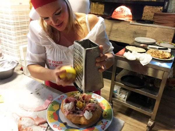 Pizza, la carica delle donne davanti al forno 