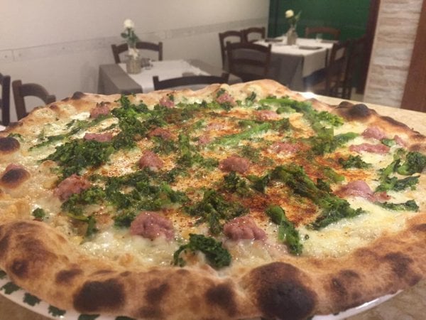 Pizza, la carica delle donne davanti al forno 