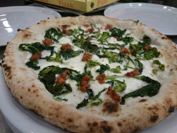 Pizza, la carica delle donne davanti al forno 