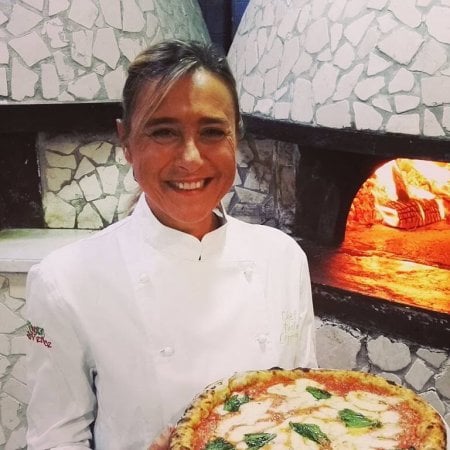Pizza, la carica delle donne davanti al forno 