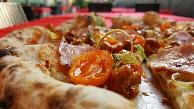 Pizza, la carica delle donne davanti al forno 