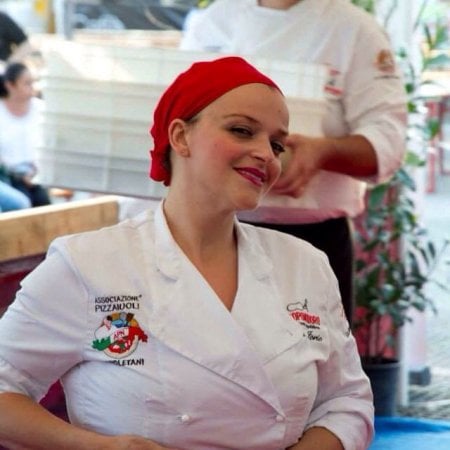 Pizza, la carica delle donne davanti al forno 