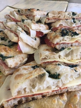 Pizza, la carica delle donne davanti al forno 