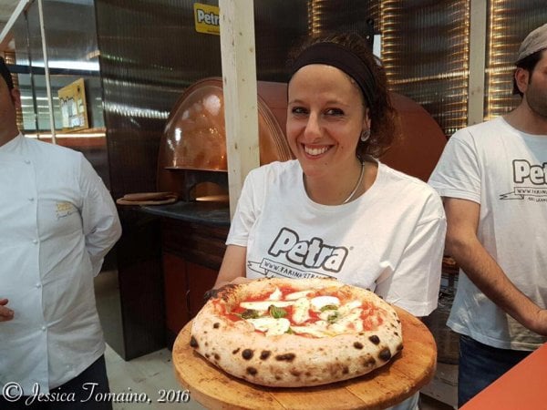 Pizza, la carica delle donne davanti al forno 