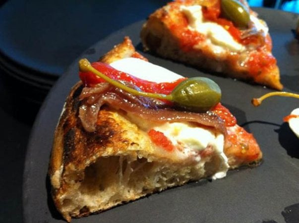 Pizza, la carica delle donne davanti al forno 