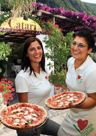 Pizza, la carica delle donne davanti al forno 
