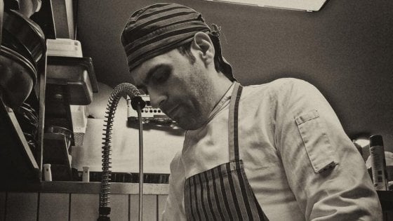 &nbsp;Pietro Parisi nella sua cucina che " non deve essere perfetta per produrre buon cibo"&nbsp;