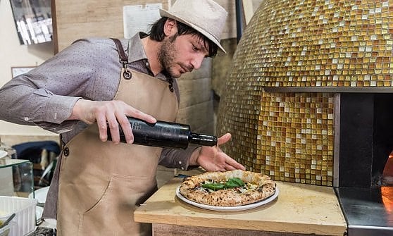L'irresistibile ascesa di Salvatore Lioniello, il pizzaiolo con il cappello  - la Repubblica