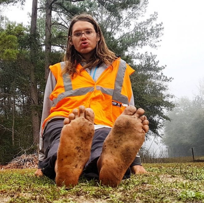 Usa, stava attraversando l'America a piedi nudi: ambientalista investito da un suv