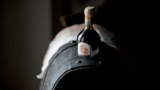 Una bottiglia di Extravecchio Eccellente dell'Acetaia La Tradizione 