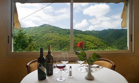 La vista dal ristorante di Apricale (foto tratta dal sito del locale)