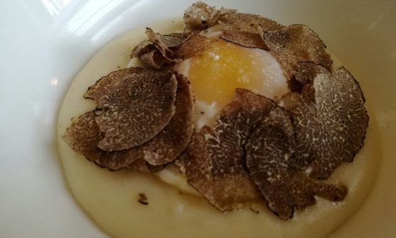 Uovo di gallina ruspante all&rsquo;occhio di bue, patate limone e tartufo.(foto di Stefano Ronconi)&nbsp;