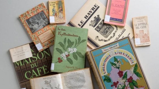 Alcuni volumi della nuova biblioteca dedicata al caff&egrave; (credits Mumac)