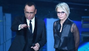 Conti: Berlusconi col babà    De Filippi : Silvio fa così