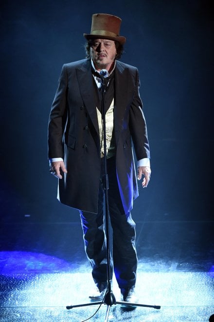 Sanremo Zucchero Il Primo Superospite Canta Ci Si Arrende La 