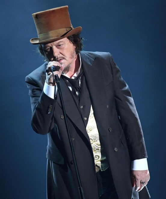 Sanremo Zucchero Il Primo Superospite Canta Ci Si Arrende La 