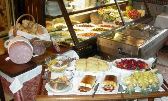 Carrello dei dolci e selezione di salumi