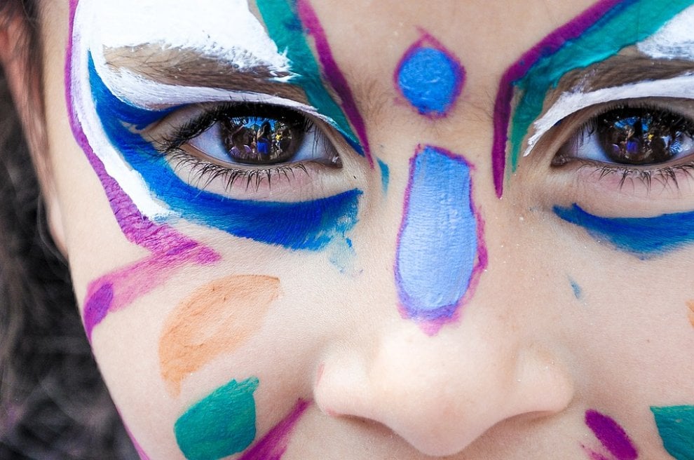 Trucco a Carnevale, le regole dei dermatologi per affrontare la festa in tutta sicurezza