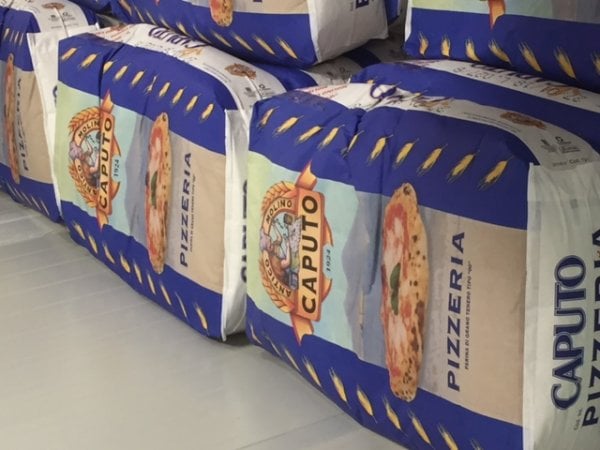 Una passeggiata nella fabbrica con il forno a legna 