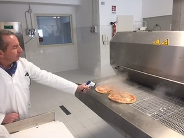 Una passeggiata nella fabbrica con il forno a legna 
