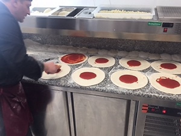 Una passeggiata nella fabbrica con il forno a legna 
