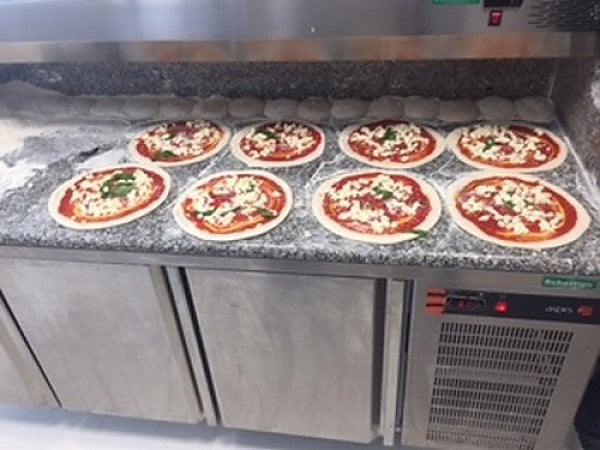 Una passeggiata nella fabbrica con il forno a legna 