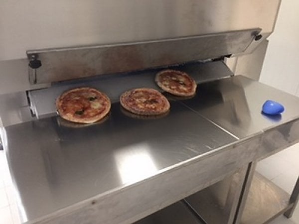 Una passeggiata nella fabbrica con il forno a legna 